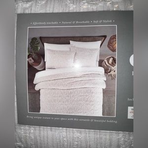 Brand New Full/Queen Luxury Comforter Set